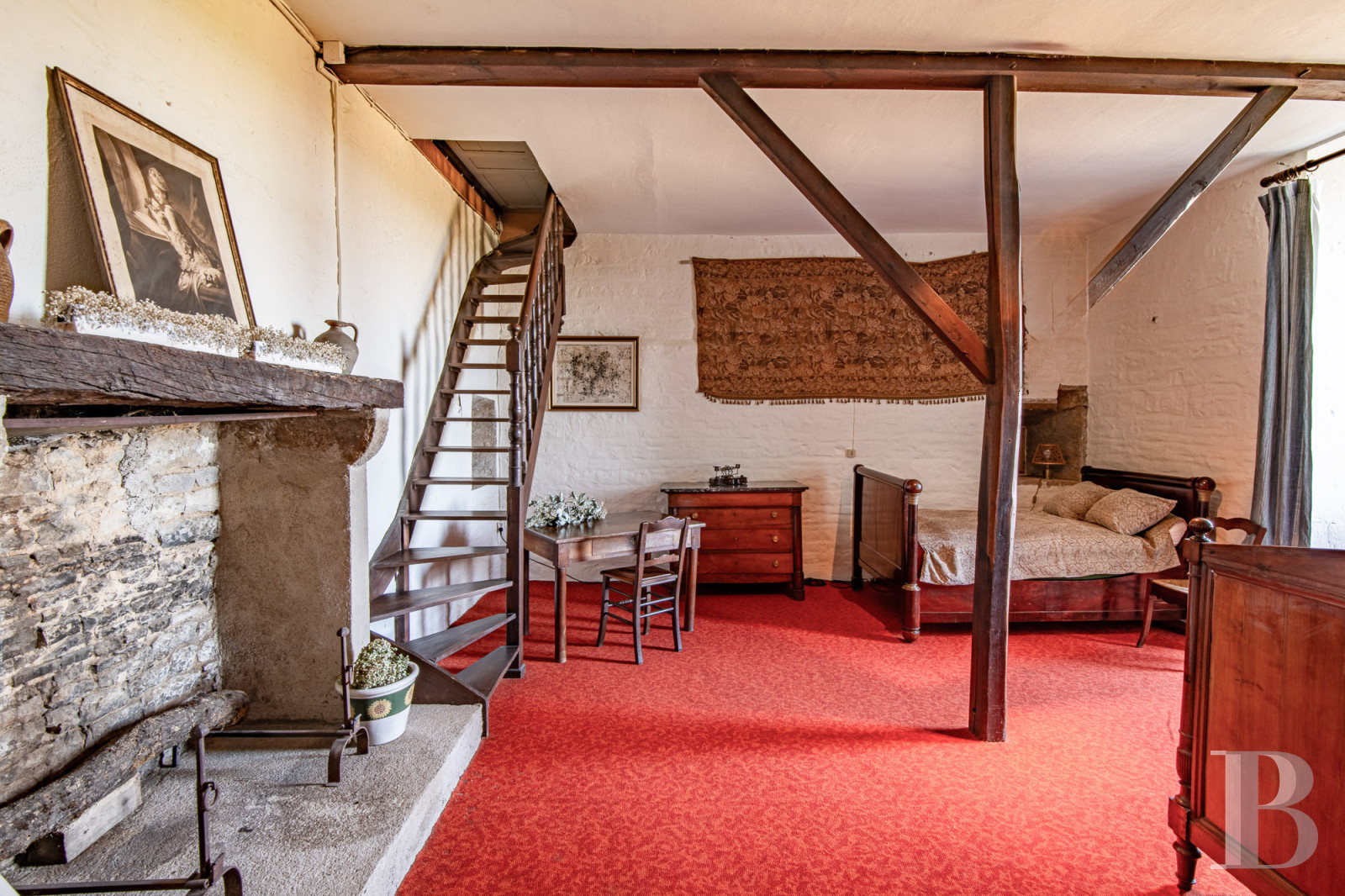 A 15th-century castle overlooking rolling farmland between Poitiers and Angoulême, in the Vienne region. - photo  n°28